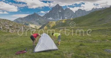 几个人在山上搭了个露营帐篷，时间流逝。 阿尔卑斯山上的历险记，在后山的雄伟山峰